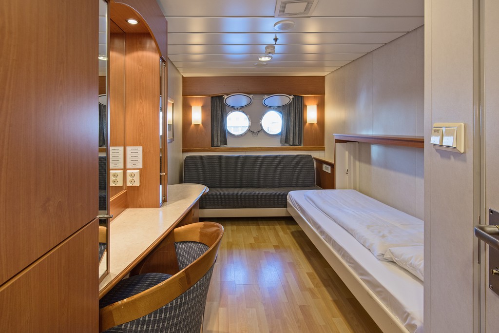 Hurtigruten MS Trollfjord Polar Outside lower deck 2 travellers.jpg